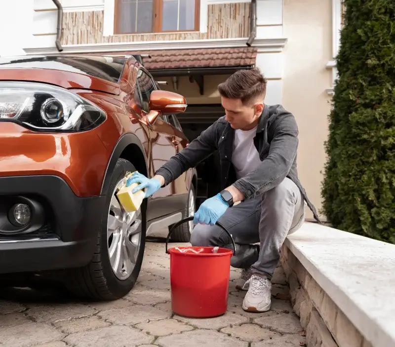 Lavage auto à domicile Planioles : professionnel intervenant sur un véhicule